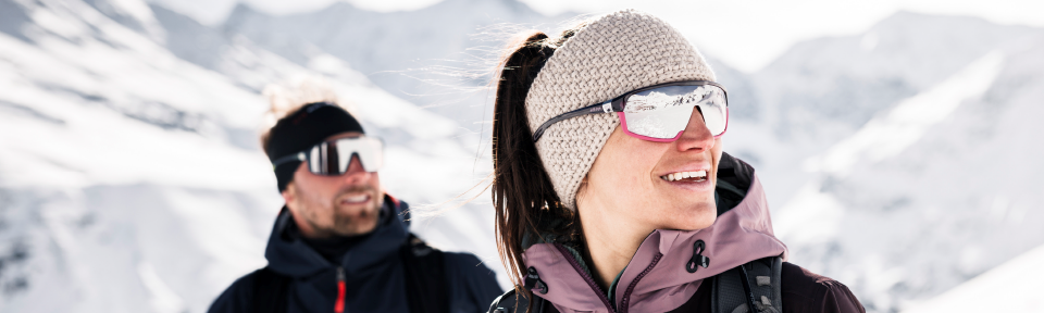 Ein Mann der Ski fährt trägt eine evil eye Sonnenbrillen.