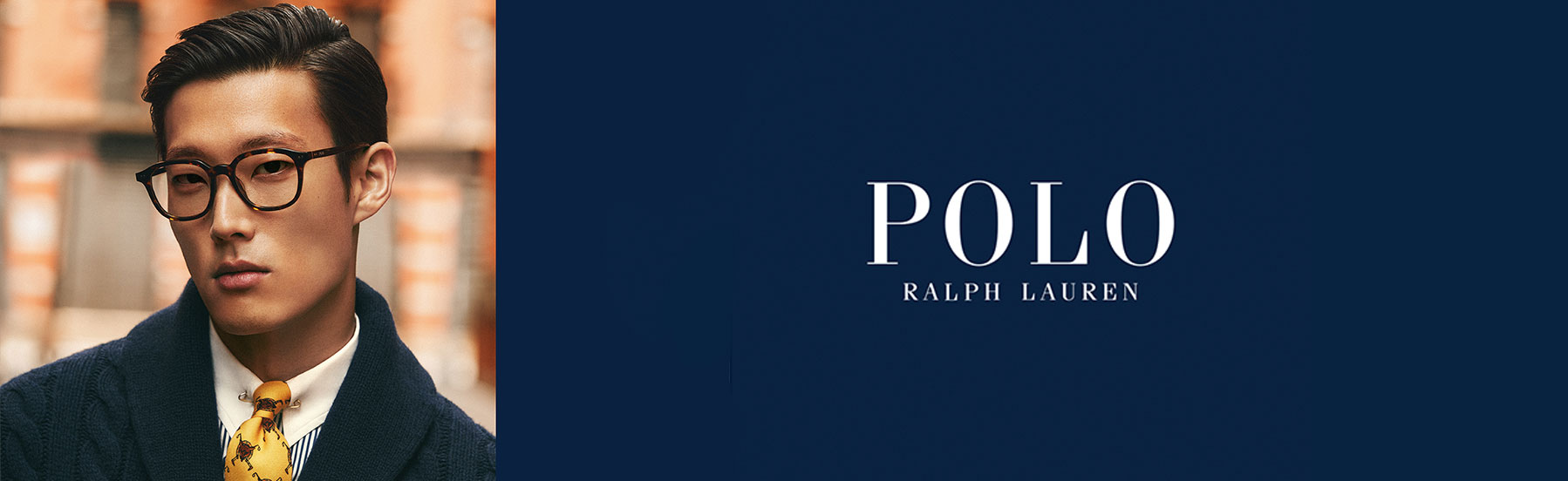 Eine Frau trägt eine Ralph Lauren Brille in einer Wüste.