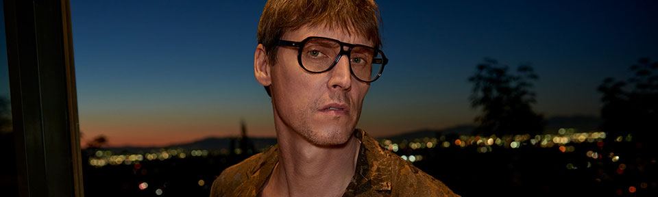 Ein Mann trägt eine Cutler and Gross Brille.
