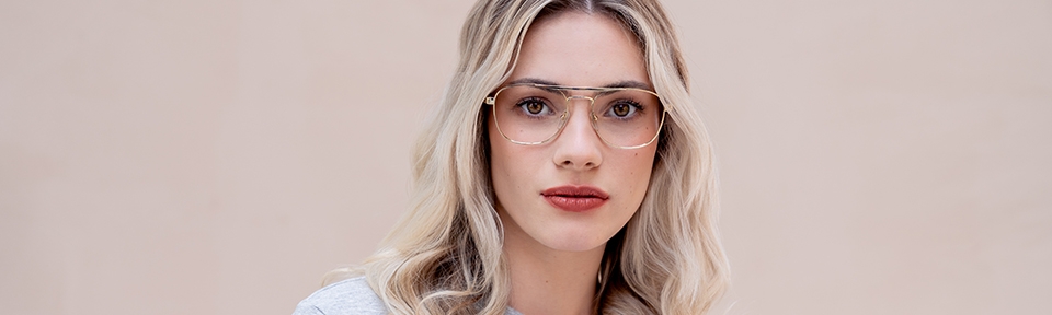 Eine blonde Frau trägt eine Damenbrille.