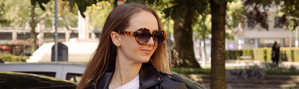 Eine Frau trägt eine Havanna Sonnenbrille im Leoparden-Look.