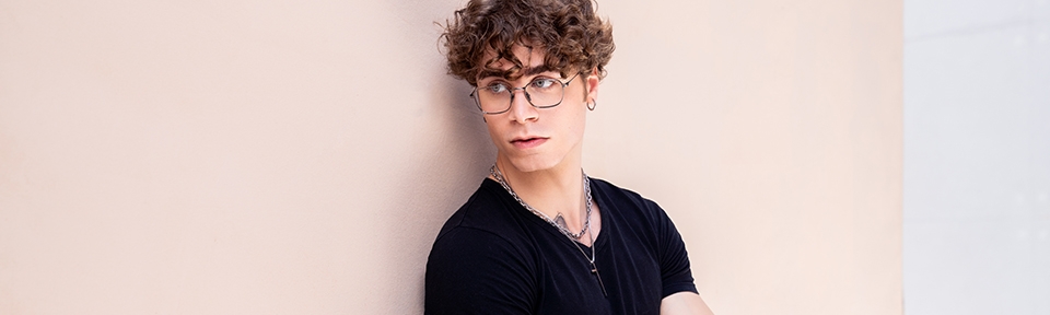 Ein Mann trägt eine Herrenbrille.