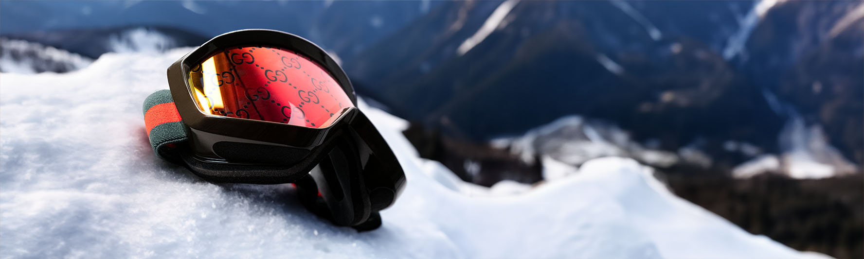 Eine Bild einer Skibrille welche auf Schnee liegt. 