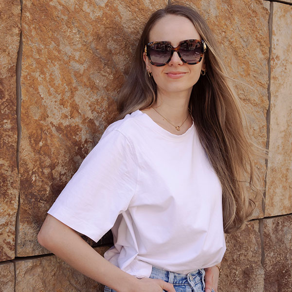 Eine Frau trägt eine Oversize Sonnenbrille