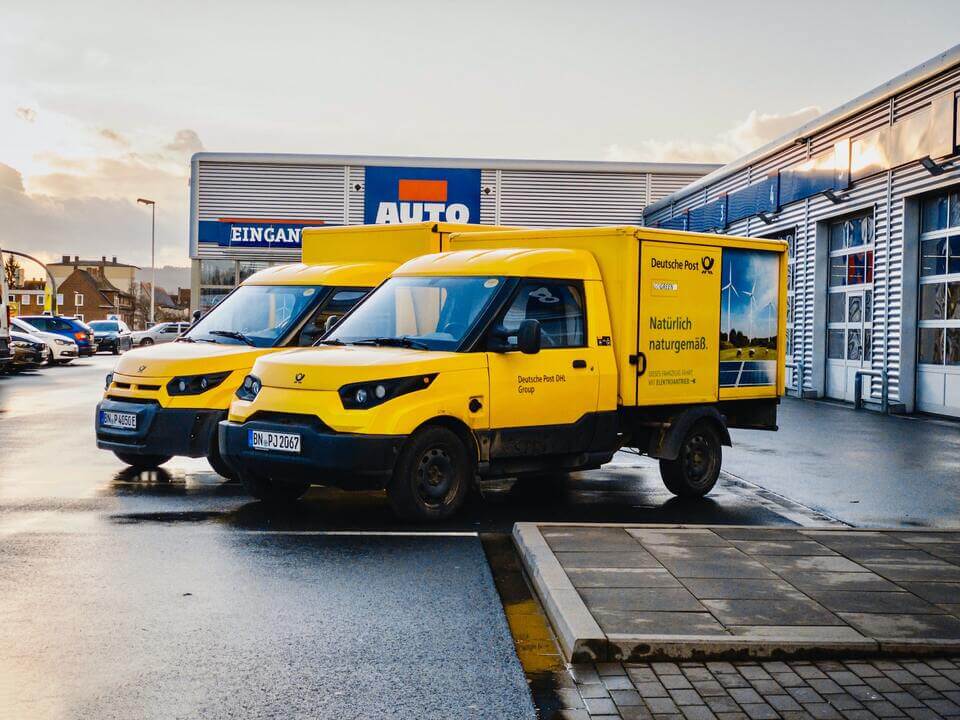 Zwei Fahrzeuge von DHL.