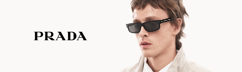 Eine Person trägt eine PRADA Sonnenbrille vor einem beigen Hintergrund.