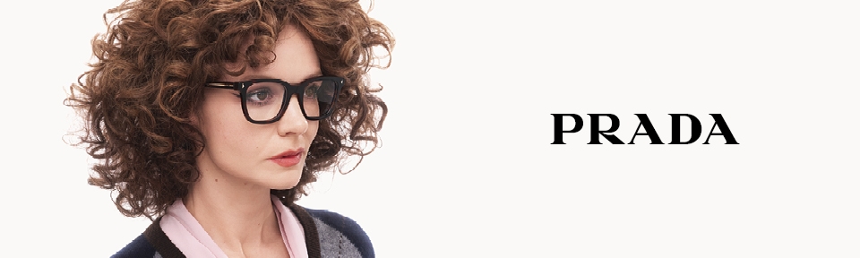 Eine Frau trägt eine PRADA Brille vor einem beigen Hintergrund.