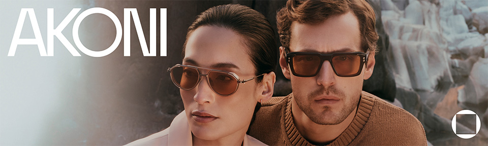Zwei Personen tragen jeweils eine Akoni Sonnenbrille.