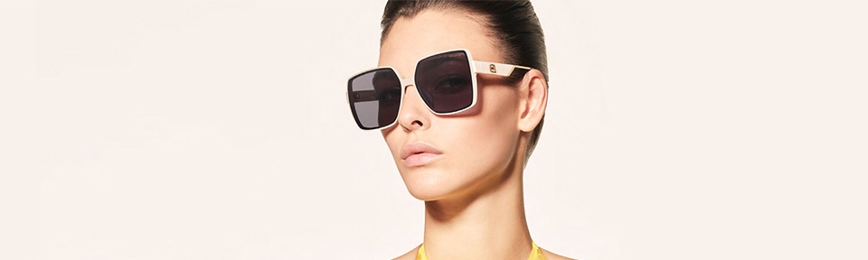 Eine Frau trägt eine Bolon Sonnenbrille mit grauen Gläsern.