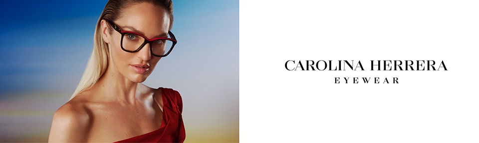 Eine blonde Frau trägt eine Carolina Herrera Brille.