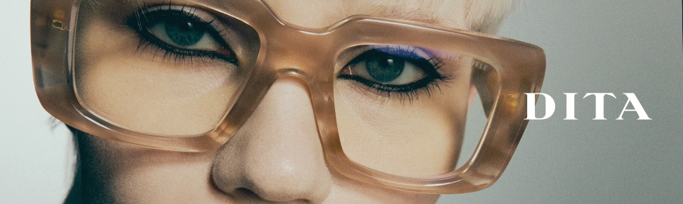 Eine Frau welche DITA Brille trägt.