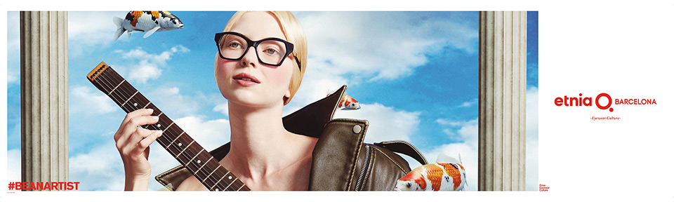 Eine Frau trägt eine Etnia Barcelona Brille, im Hintergrund ist der Himmel zu sehen.