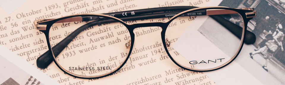 Eine Gant Brille liegt auf einer Zeitung.