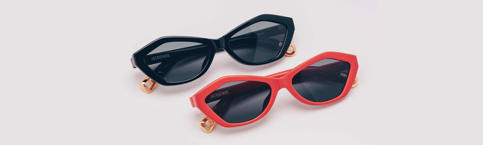 Eine schwarze Jacquemus Sonnenbrille liegt vor einem gelben Hintergrund.