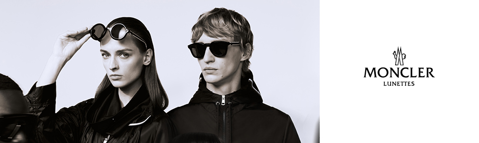 Werbebanner von Moncler mit zwei Models in Sonnenbrillen und dunkler Kleidung vor hellem Hintergrund.