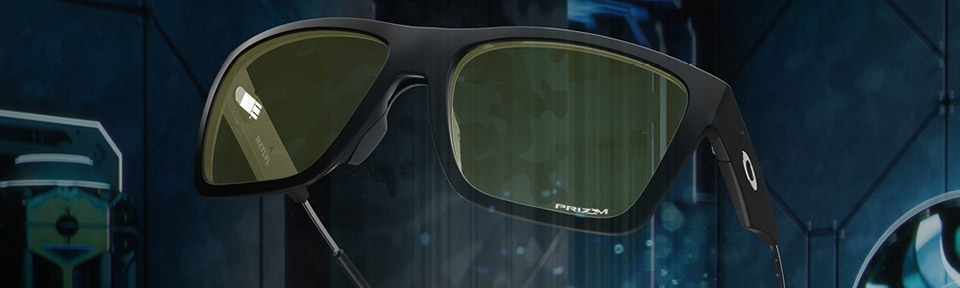 Eine Nahaufnahme einer grauen Oakley Gaming Brille mit grünen Gläsern.