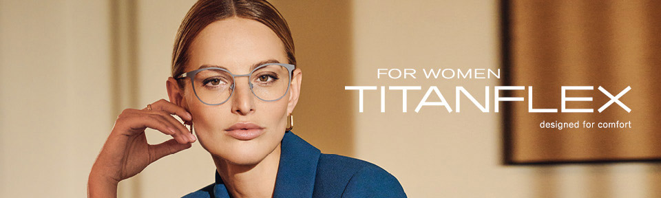 Eine blonde Frau trägt eine TITANFLEX Women Brille.