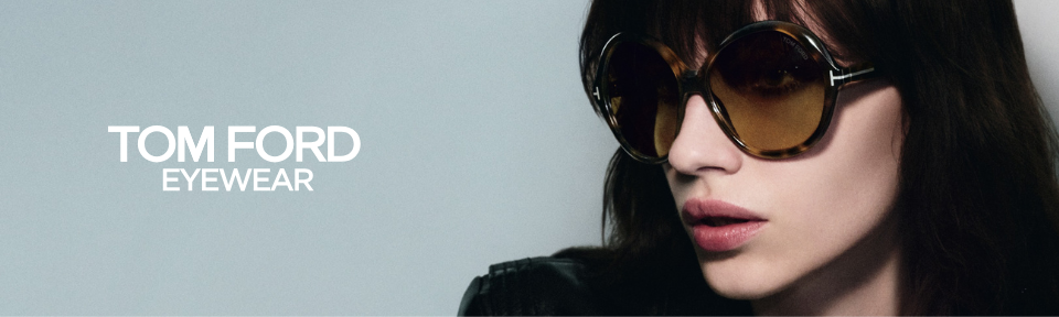 Eine Frau trägt eine schwarze Tom Ford Sonnenbrille.