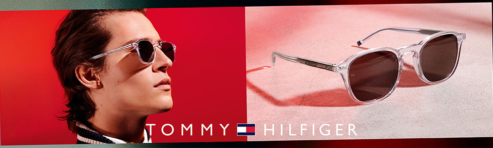 Zwei Bilder. Links eine Person die eine Tommy Hilfiger Sonnenbrille trägt, rechts ein Still einer transparenten Tommy Hilfiger Sonnenbrille. 