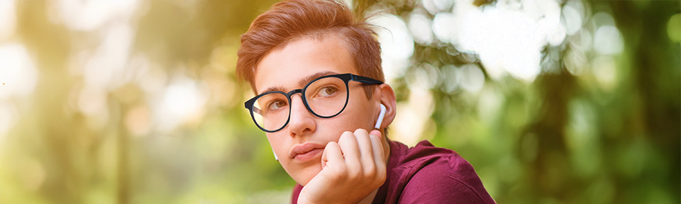 Ein Kind trägt eine Vaude Kinderbrille.