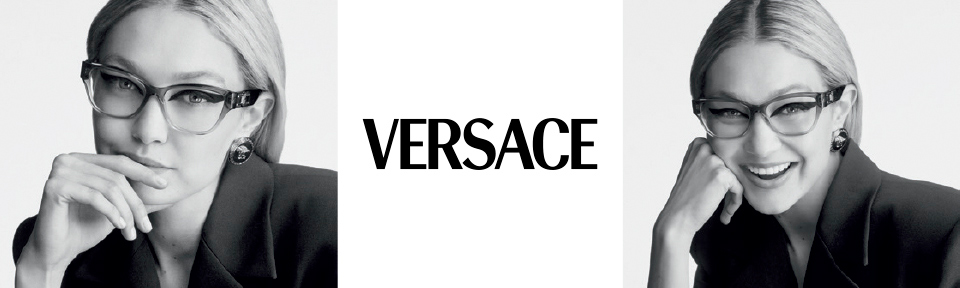 Eine Frau trägt eine Versace Brille.