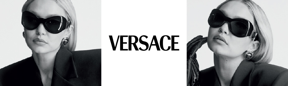 Eine Person trägt Versace.