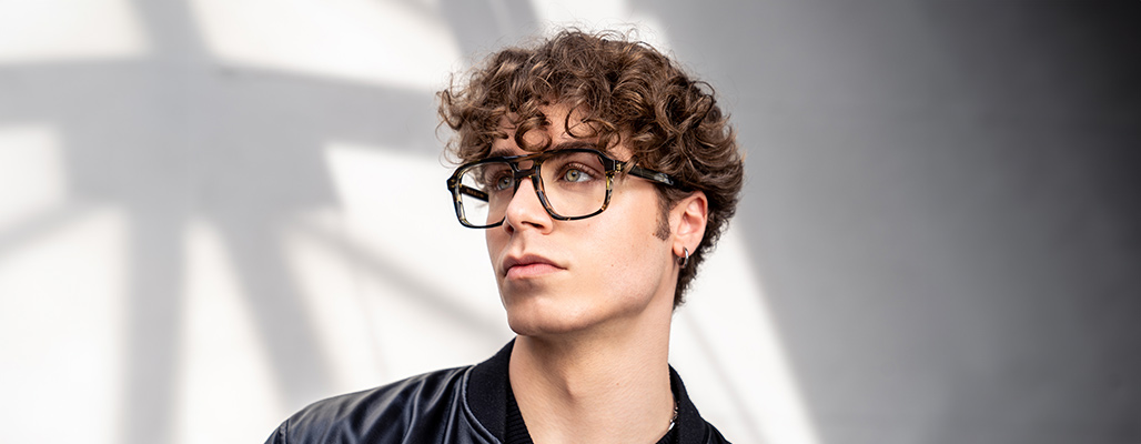 Ein Mann mit braunen Haaren trägt eine Cutler and Gross Brille.