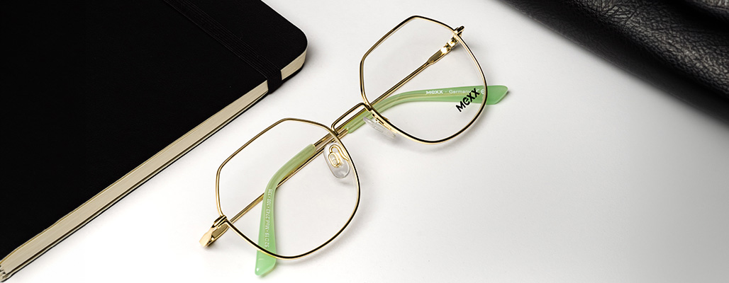 Eine Mexx Brille liegt auf einem weißen Tisch.