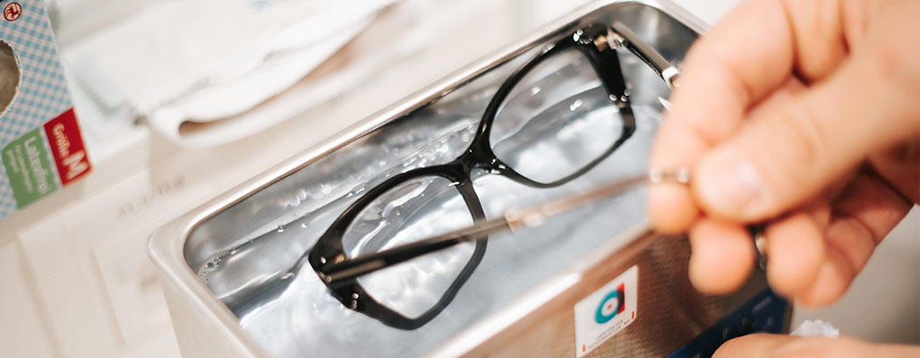 Eine Brille liegt in einem U-Bad.