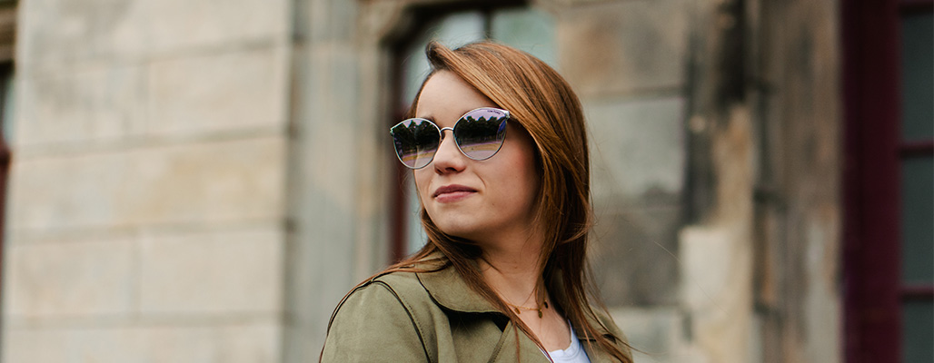 Eine Frau trägt eine Cat-Eye Sonnenbrille von Tom Ford.