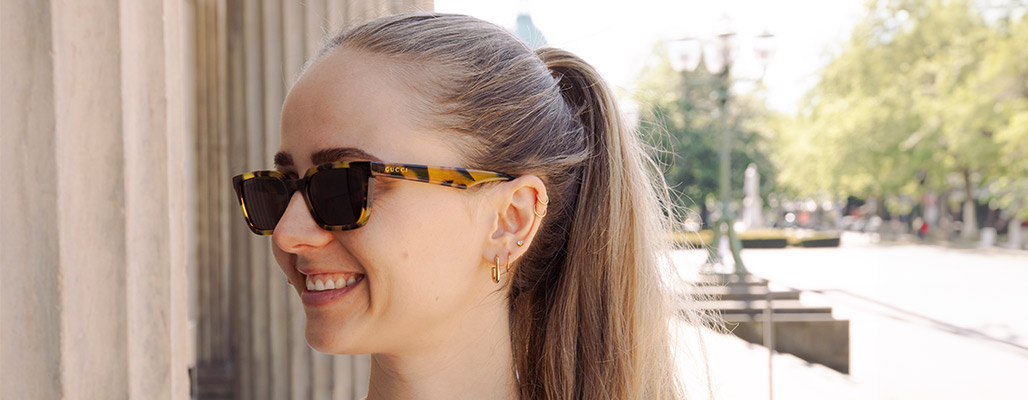 Eine Fraut trägt eine Sonnenbrille im Leoparden-Look.