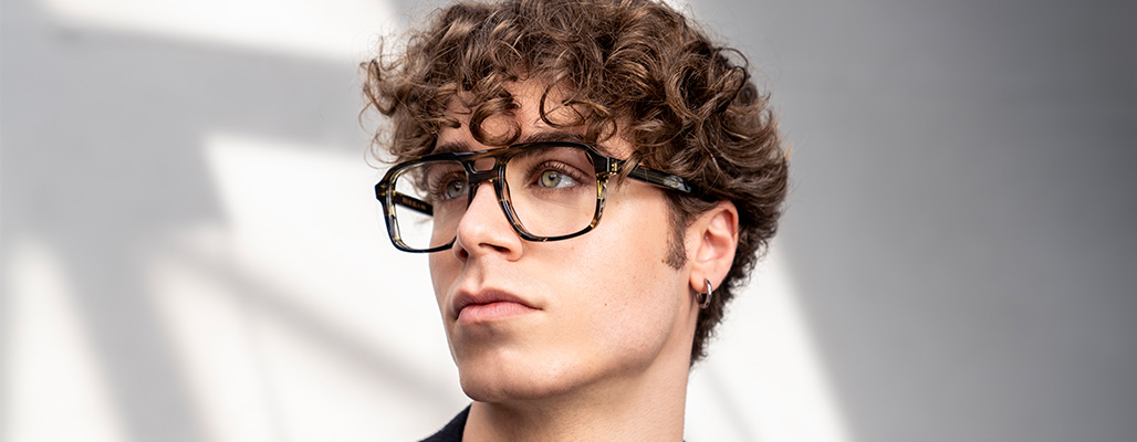 Ein Mann trägt eine Oversized Brille.