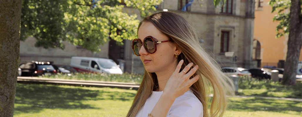 Eine Frau trägt eine Oversized Linda Farrow Sonnenbrille. 