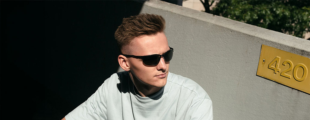 Ein junger Mann trägt eine schnelle Brille.