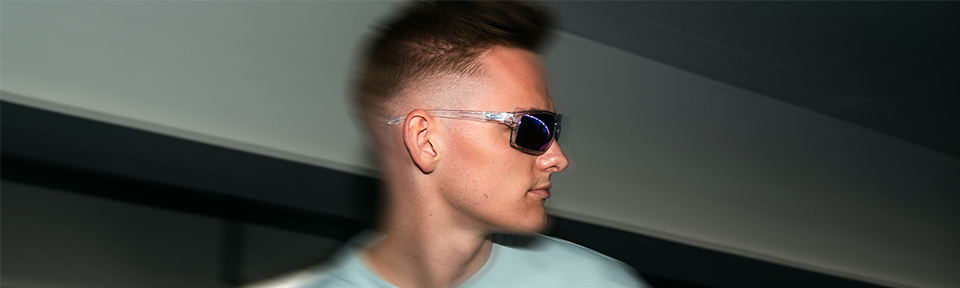 Eine Person trägt eine schnelle Brille.