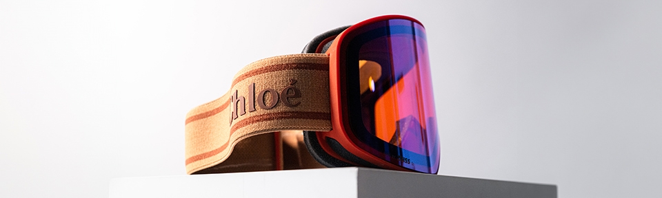 Eine Skibrille von Chloé liegt auf einem kleinem Podest.