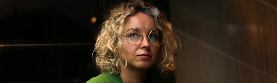 Eine Frau trägt eine goldene Windsor-Brille.