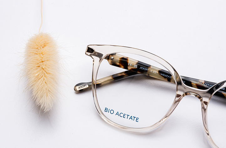 Detailaufnahme einer Joop Brille mit Bio-Acetat-Rahmen und „BIO ACETATE“ Aufschrift auf der Brillenglas-Innenseite.